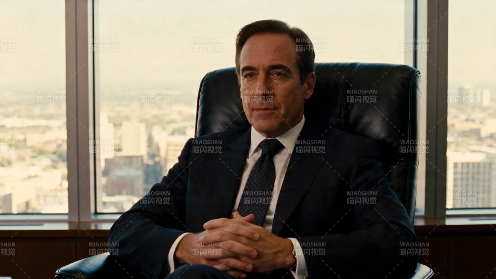 西装男坐办公室窗边图片