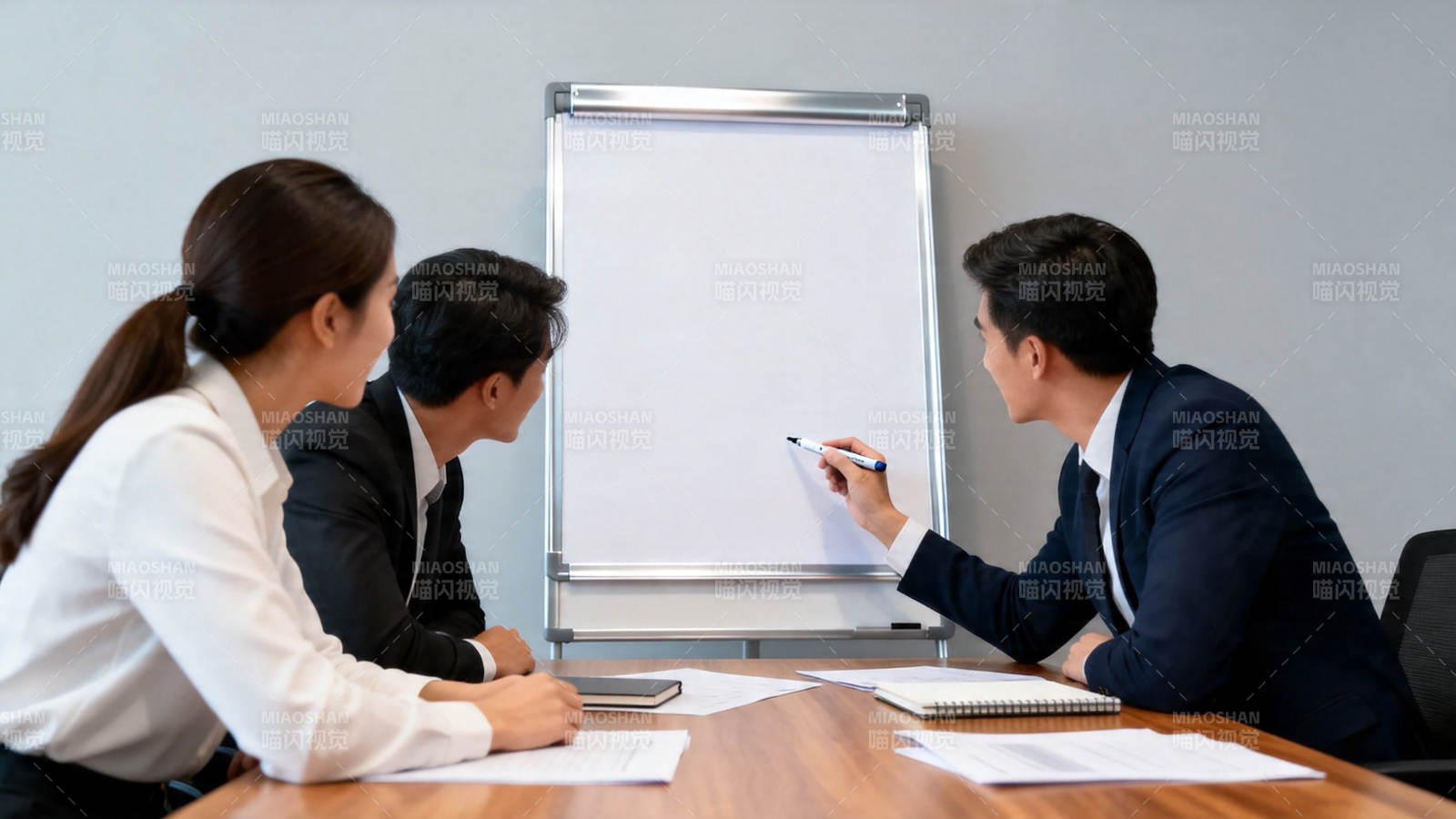 商务会议白板讲解场景图片