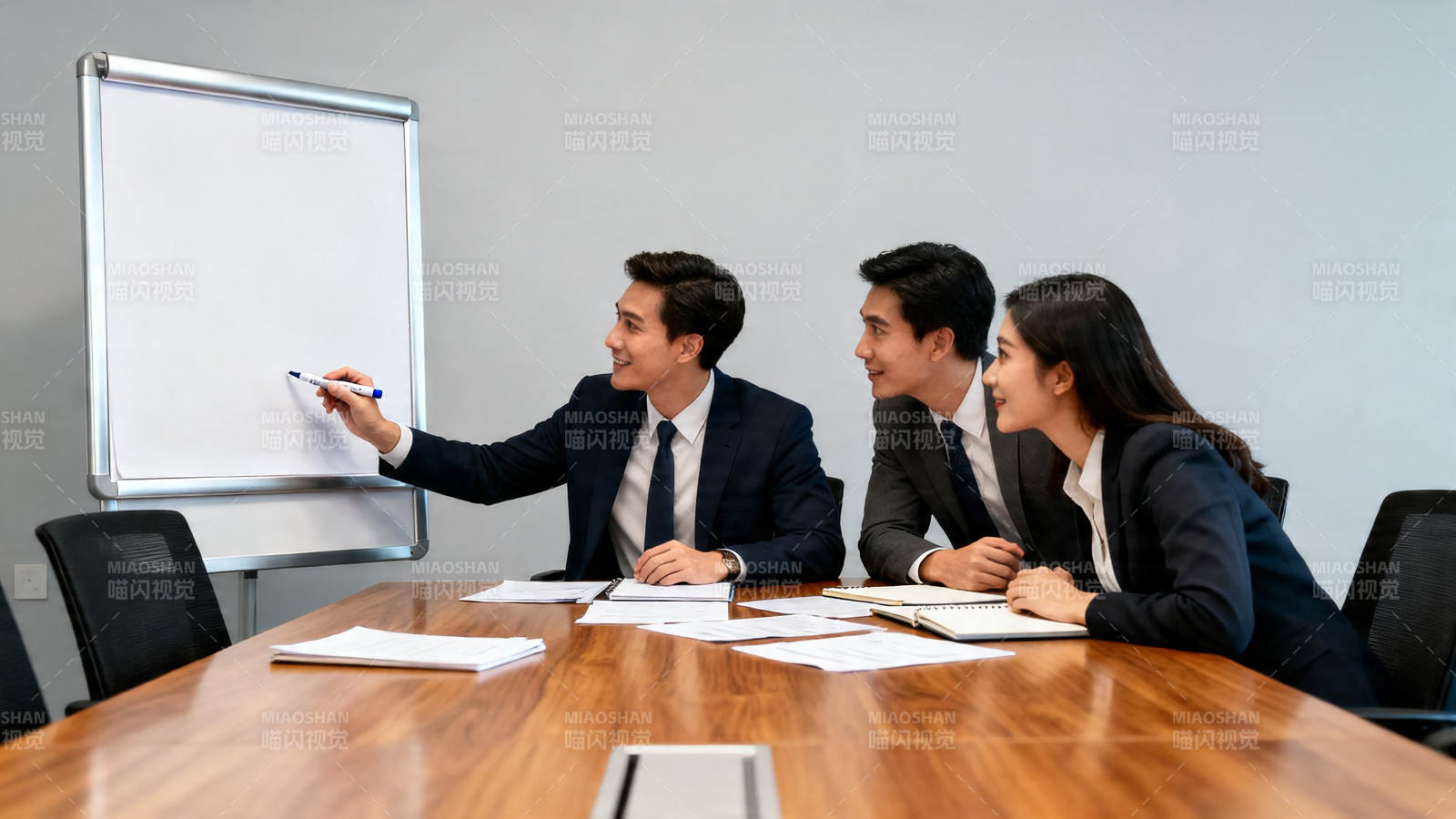 商务会议白板讲解场景图片