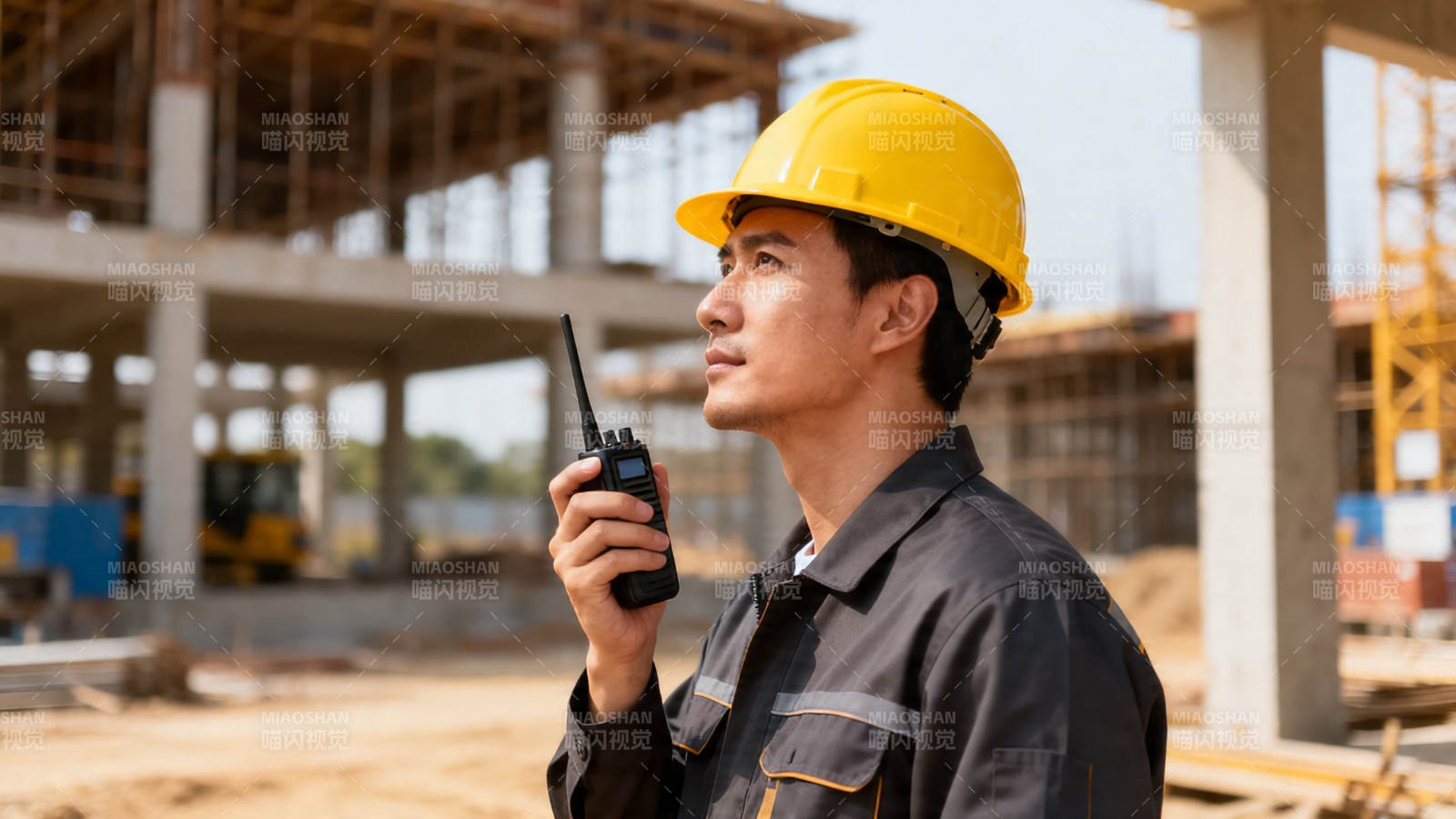 工地指挥员手持对讲机图片