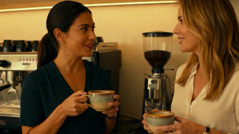 咖啡馆里的温馨对话图片