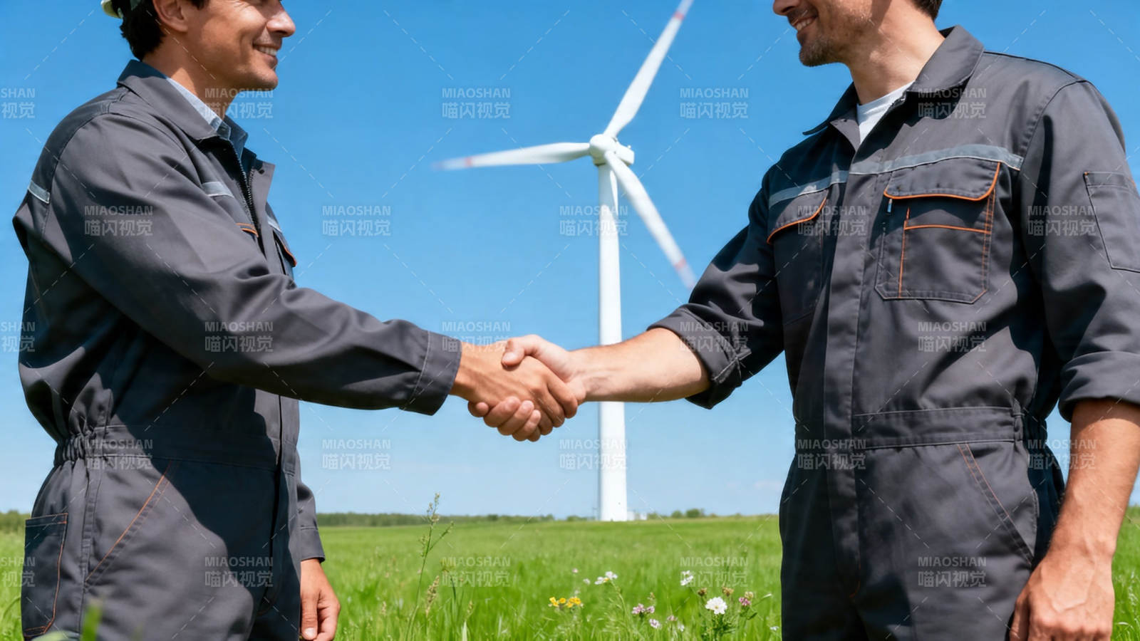 风电场工人握手合作图片
