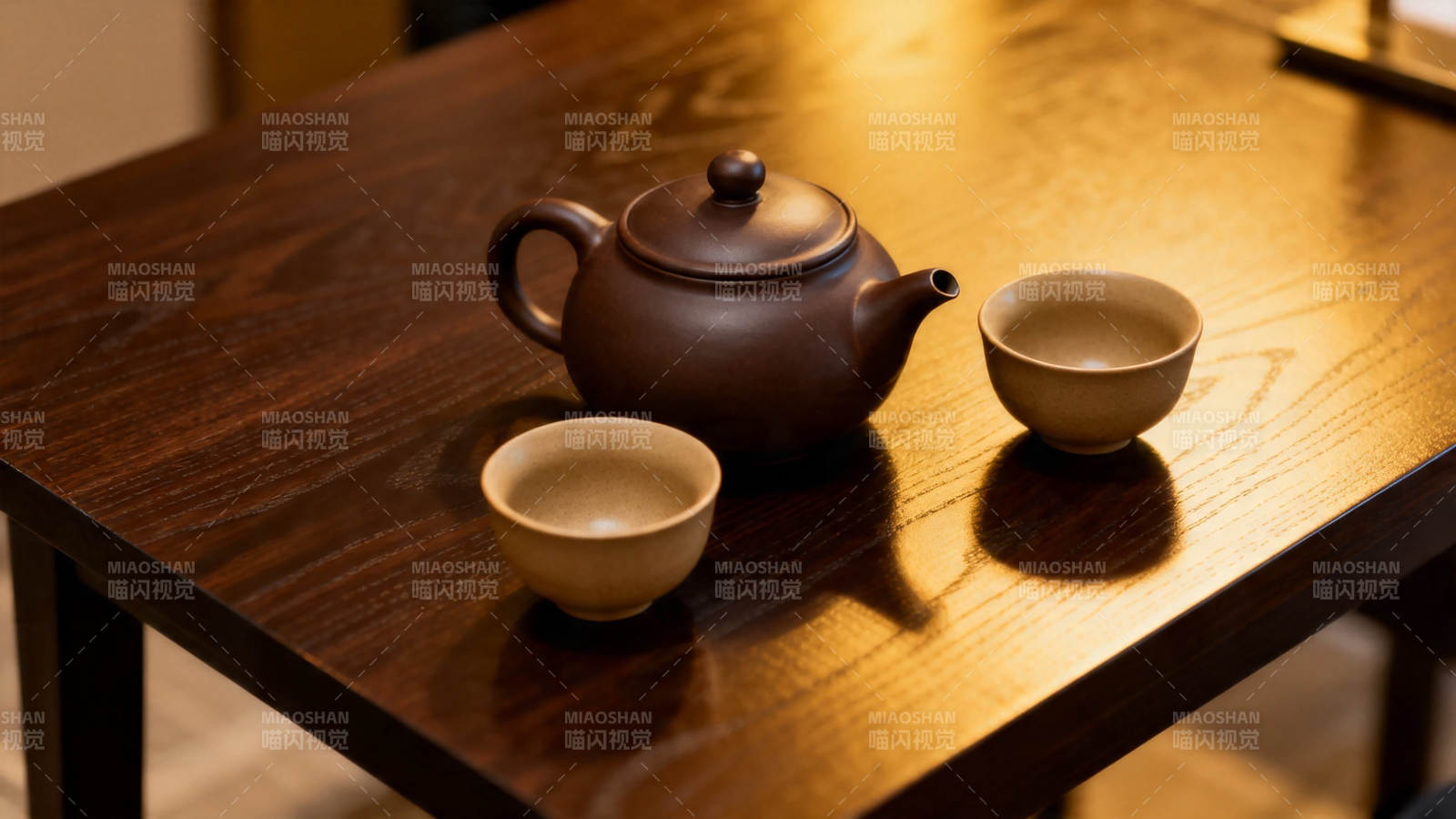 紫砂壶配双杯 暖光茶韵静雅图片