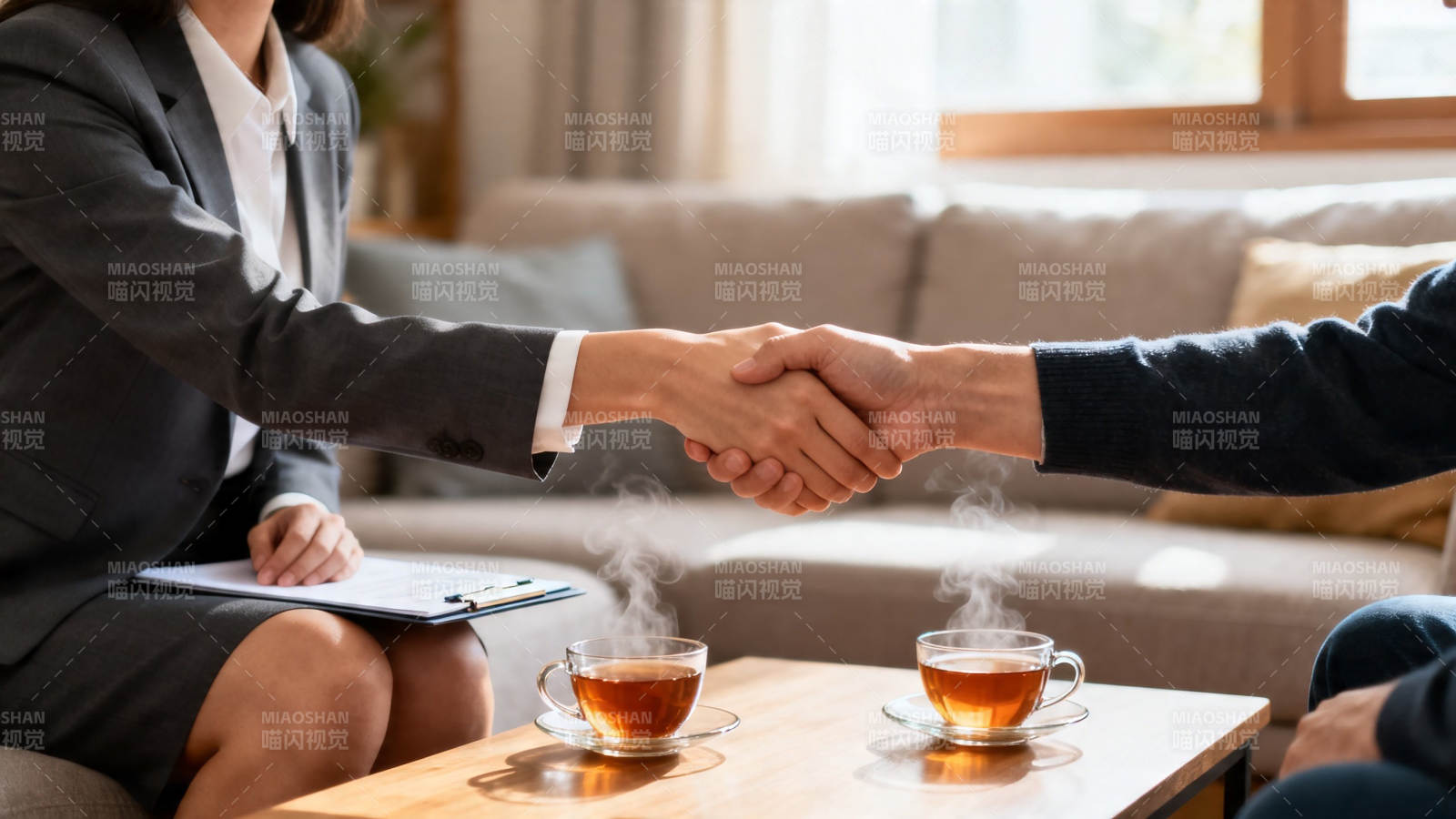 商务握手 茶香伴谈图片