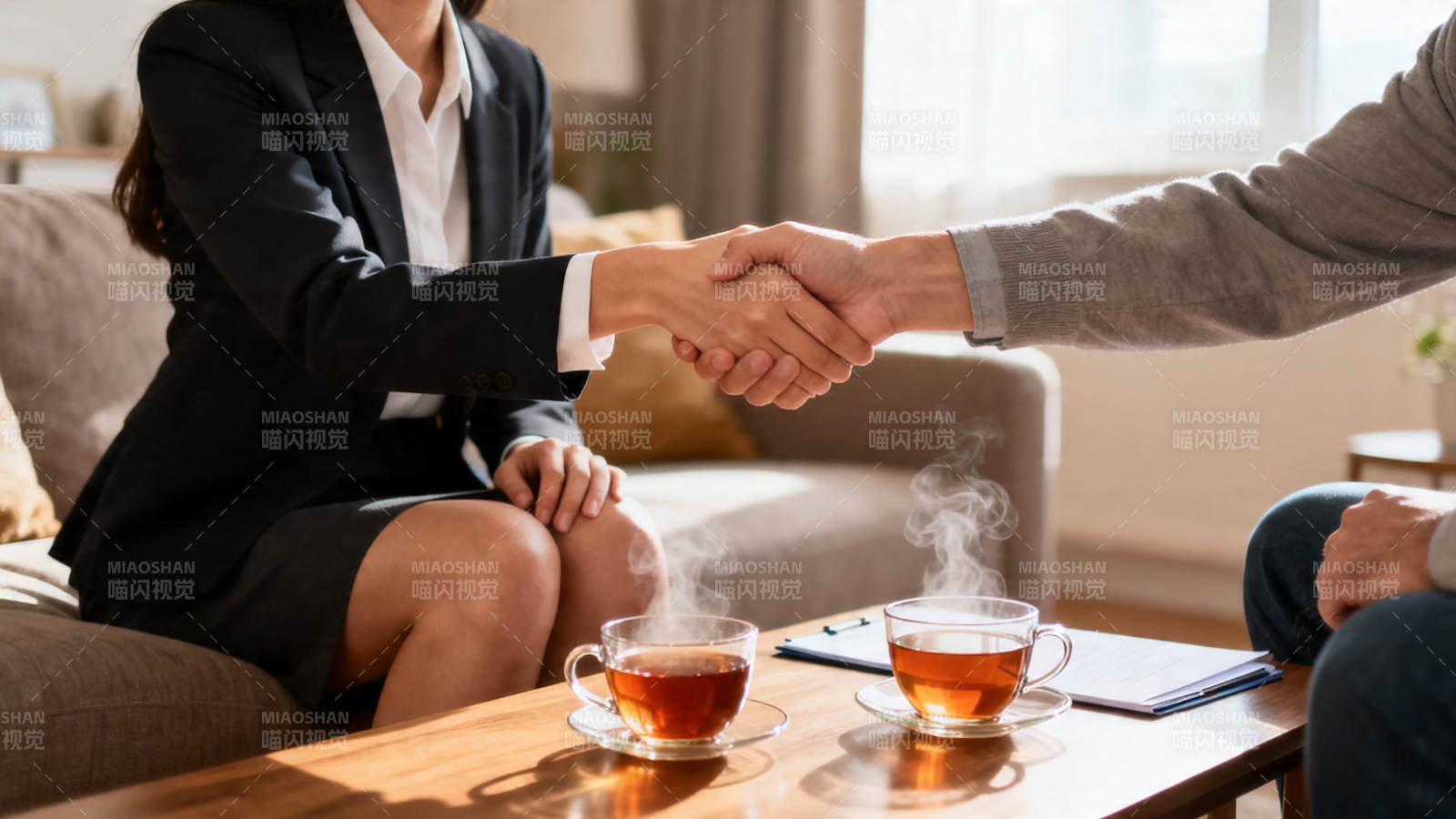 商务握手 茶叙合作图片