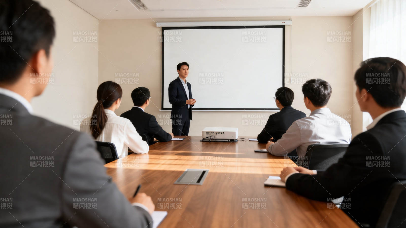 商务会议演讲现场图片