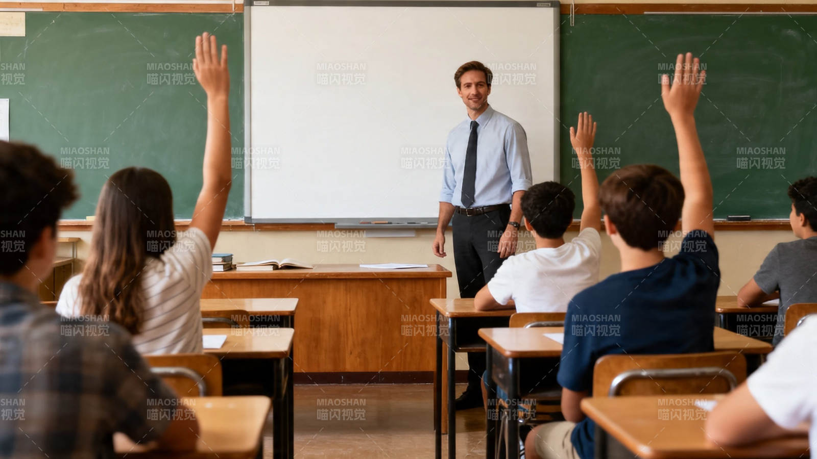 课堂举手互动 老师微笑回应图片