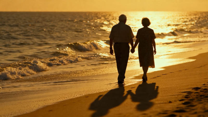 夕阳海滩 牵手漫步图片