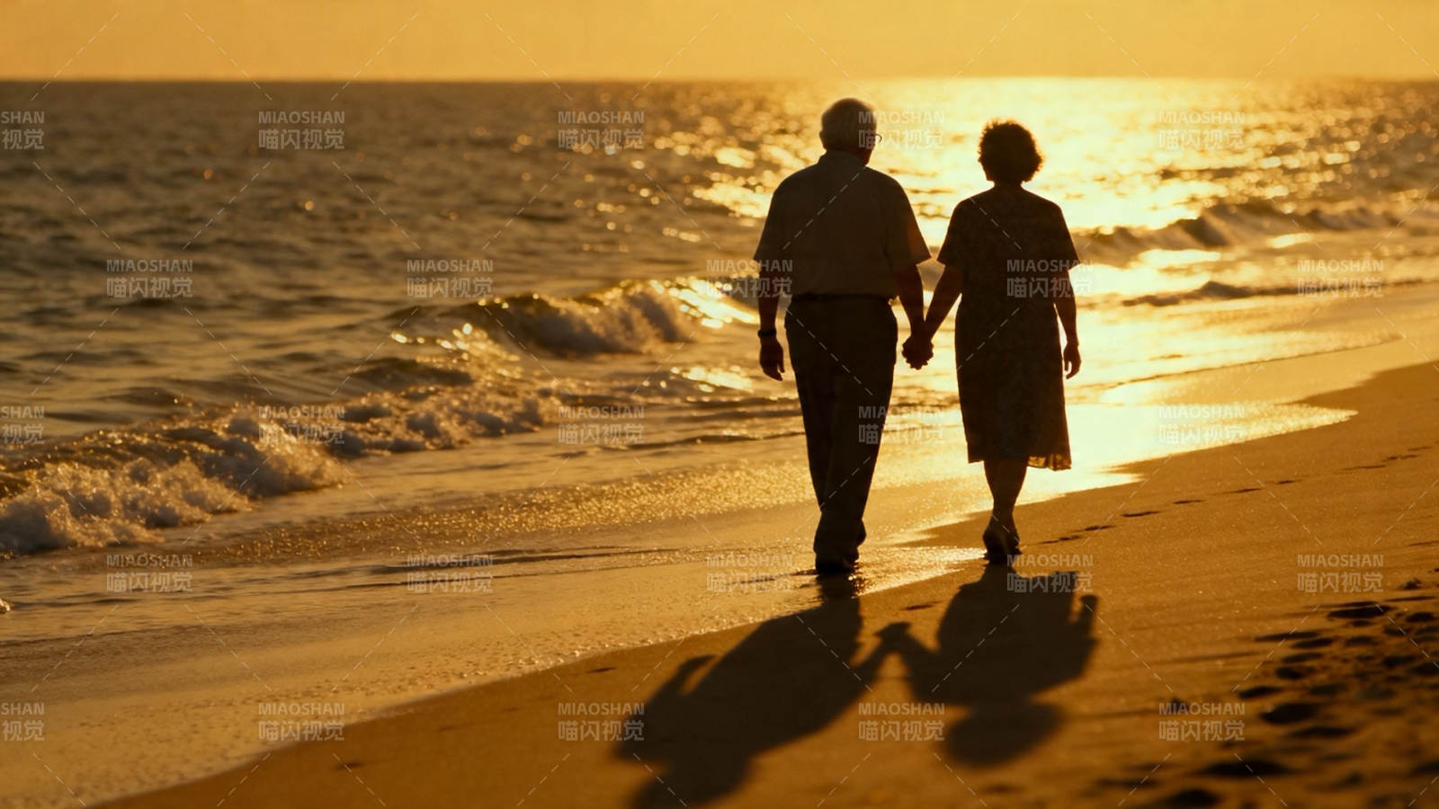 夕阳海滩 牵手漫步图片