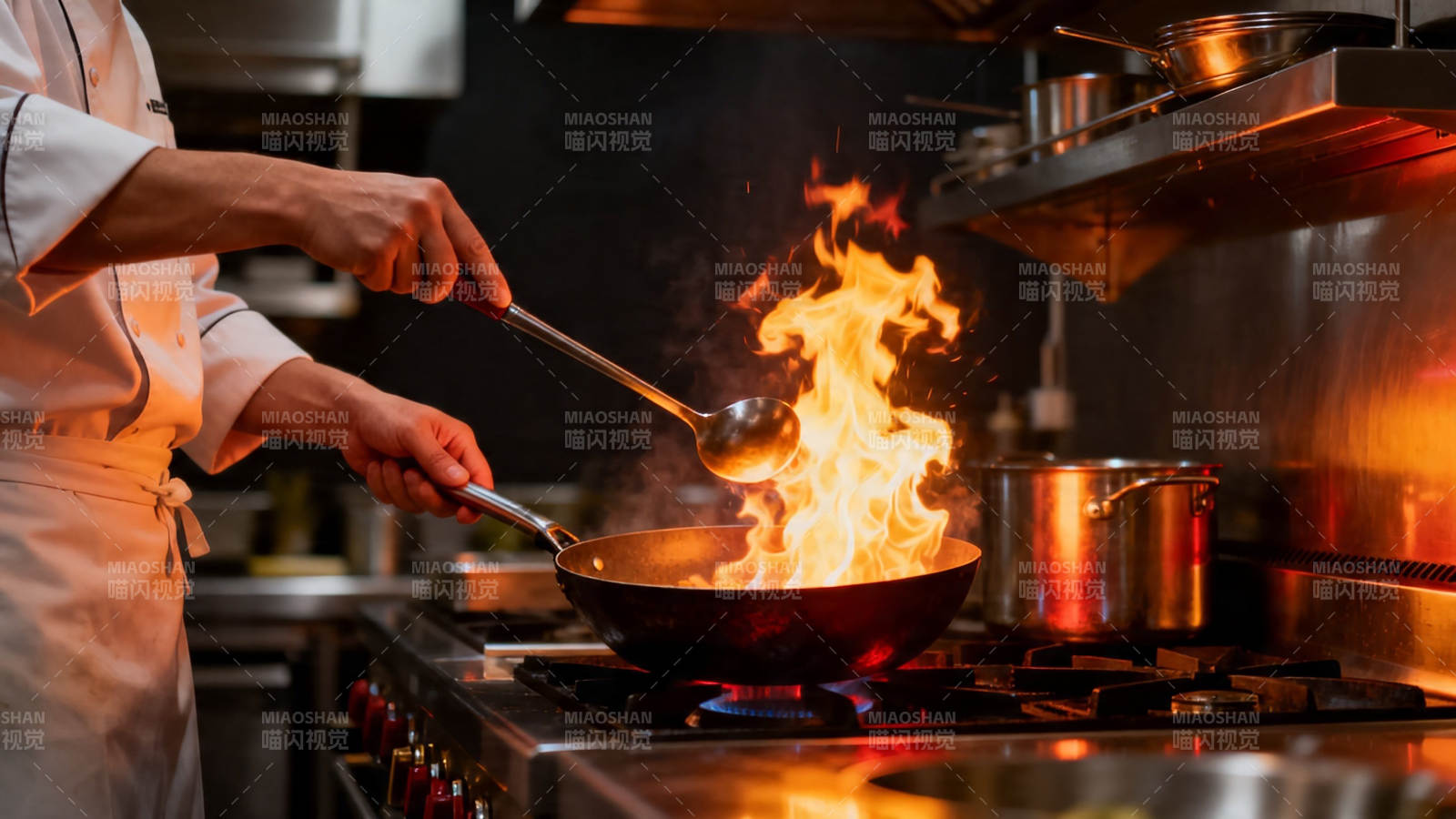 厨师爆炒火焰升腾图片
