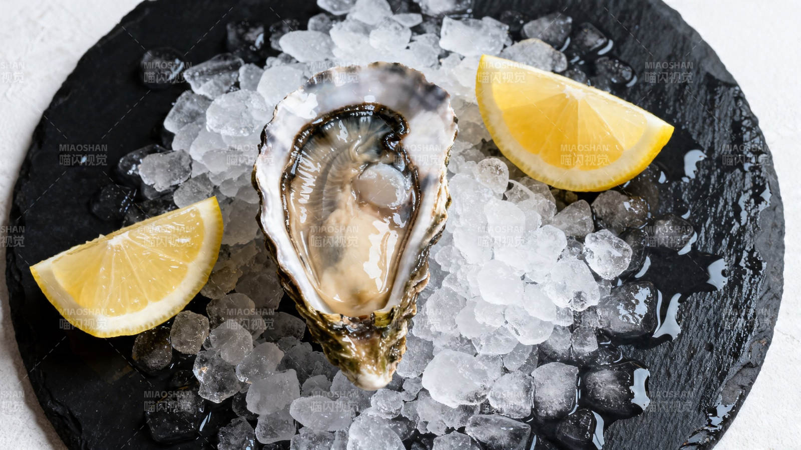 冰镇生蚝配柠檬图片