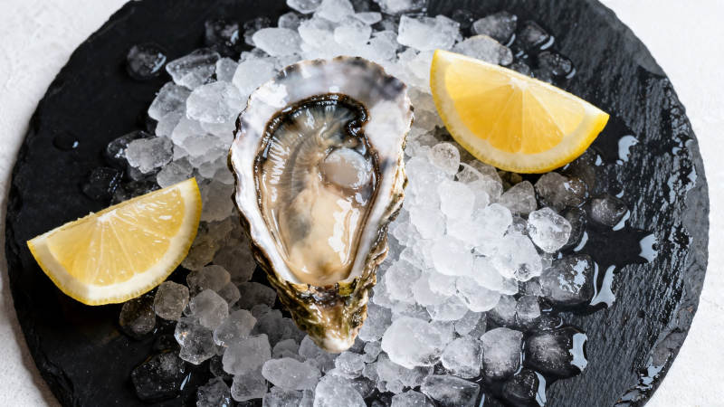 冰镇生蚝配柠檬图片