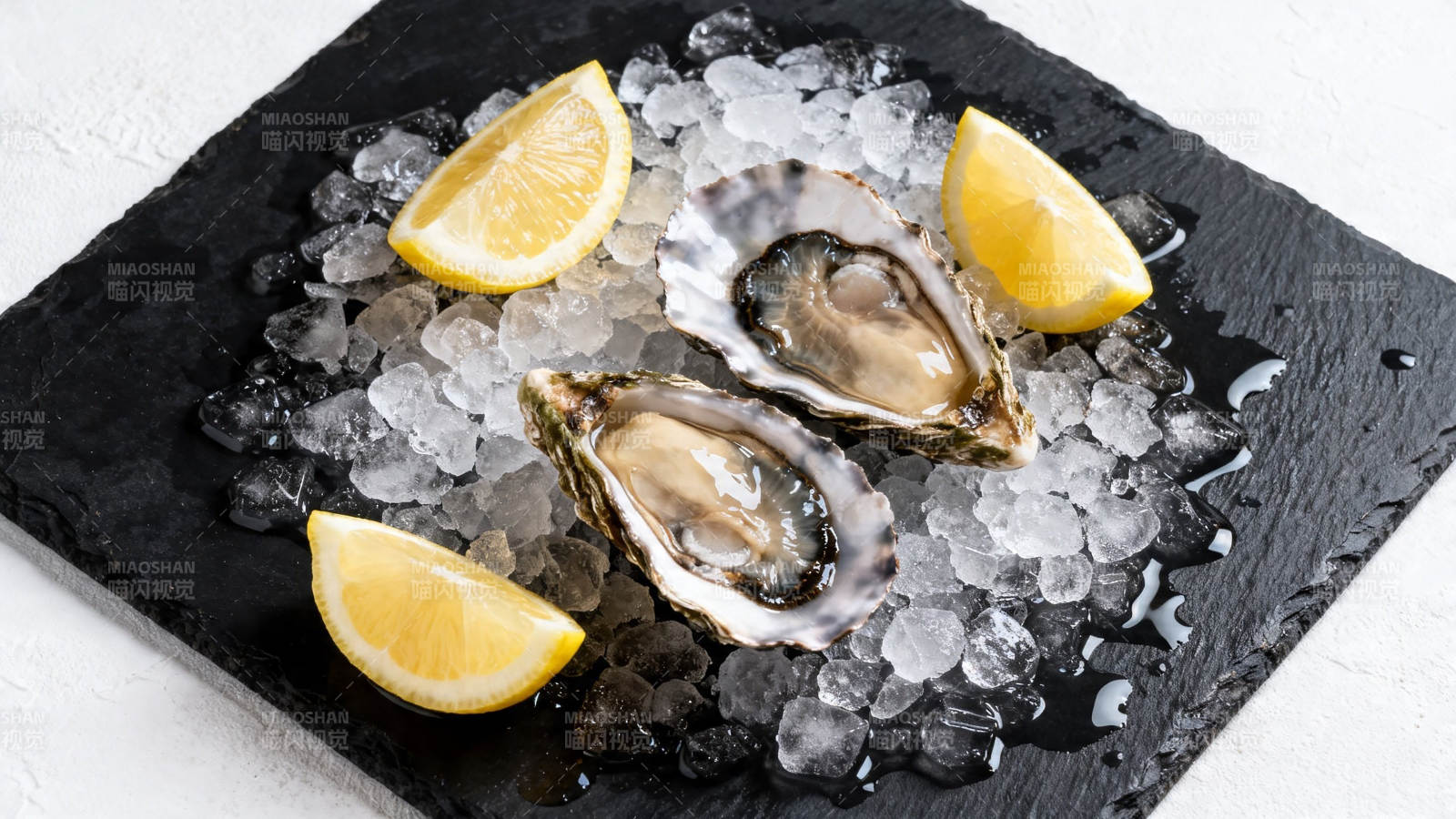 冰镇生蚝配柠檬图片