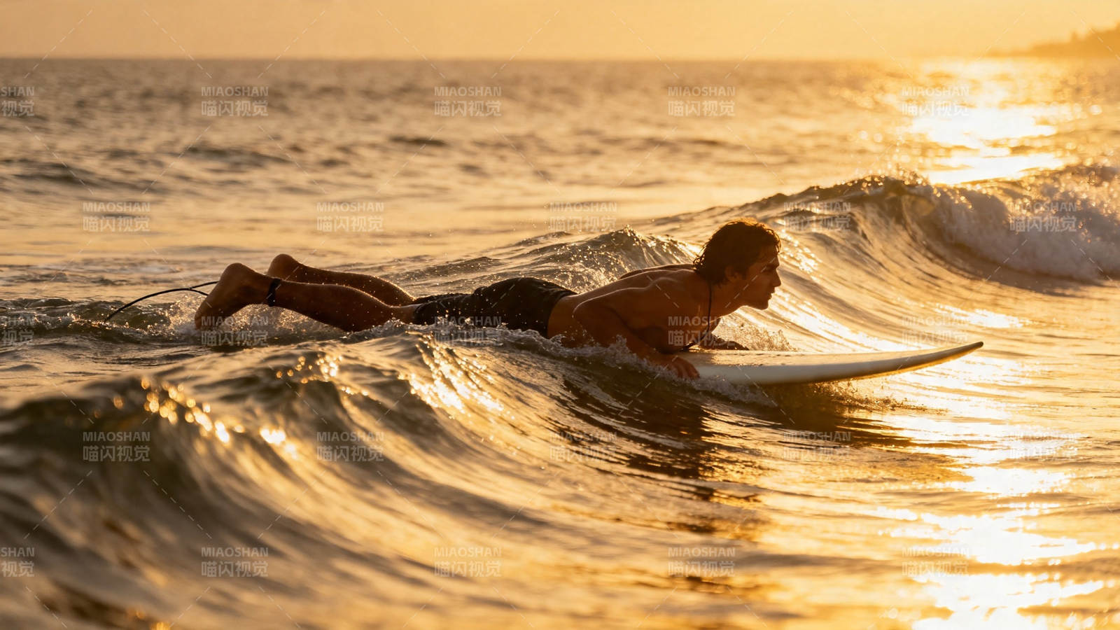 夕阳冲浪者逐浪而行图片