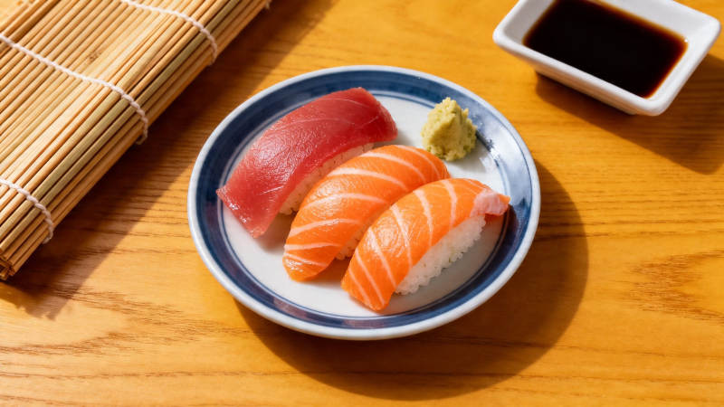 三文鱼金枪鱼寿司拼盘图片