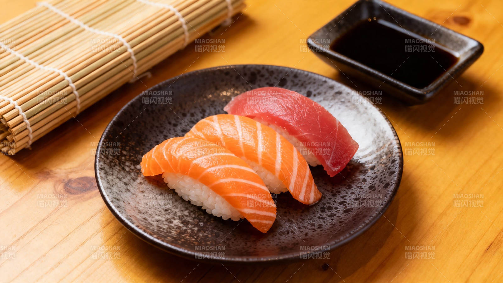 三文鱼金枪鱼寿司配酱油图片