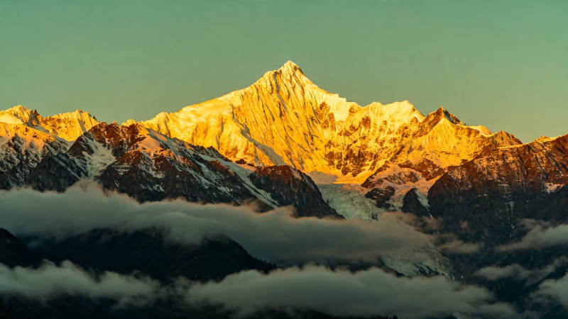 金山云海 峰顶耀金光图片