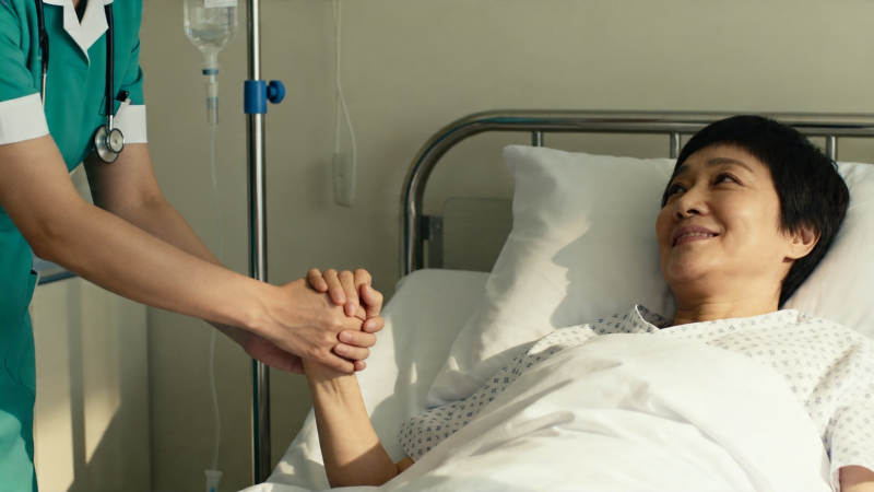 医护握病患手 温情满病房图片