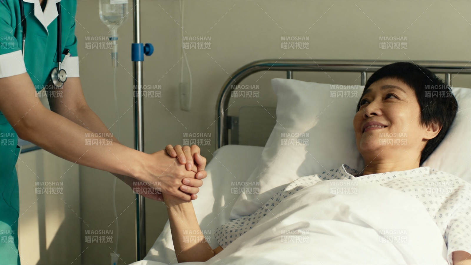 医护握病患手 温情满病房图片
