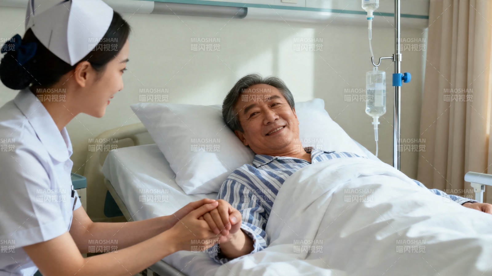 护士握病患手 温情守护中图片