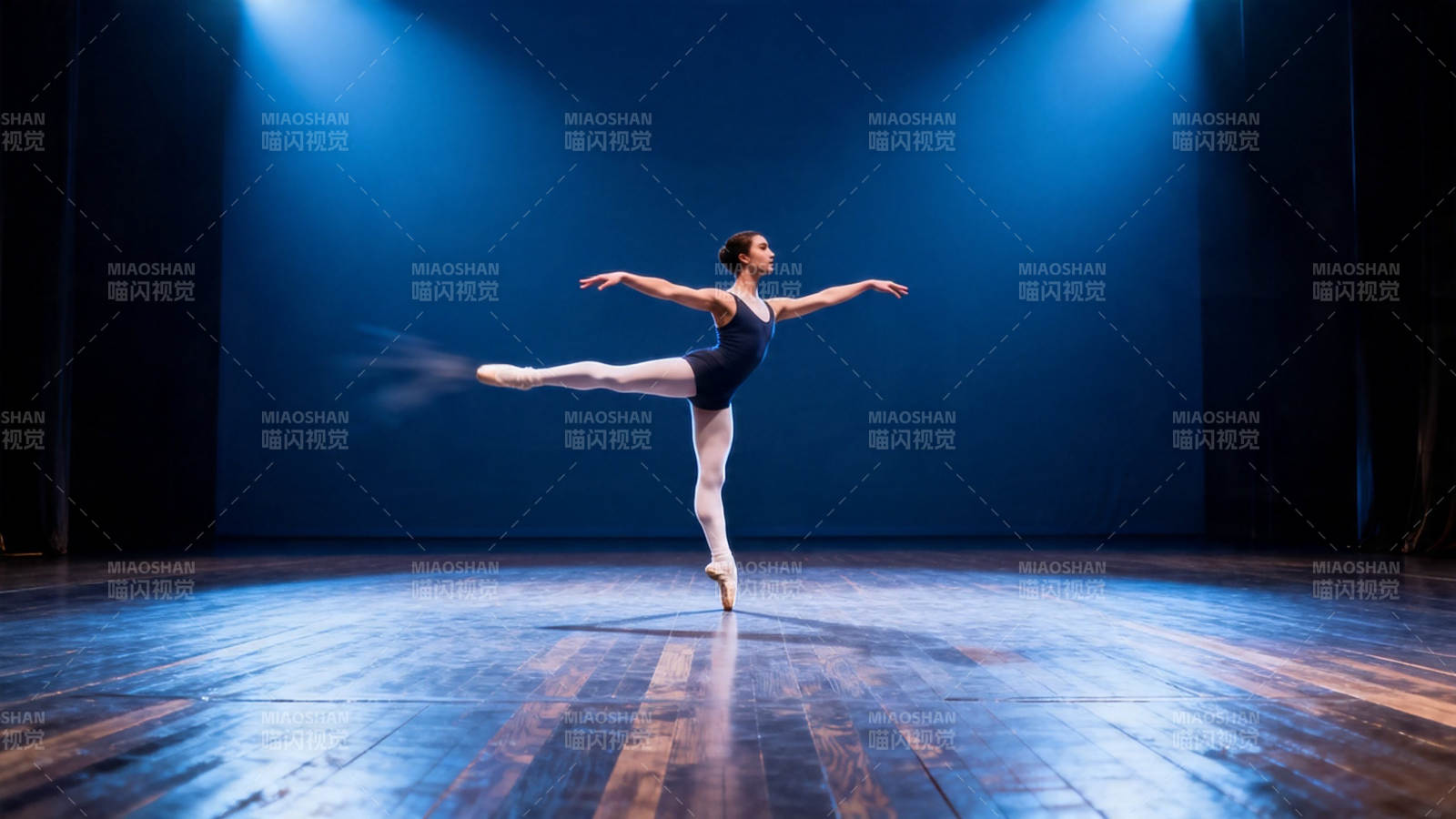 舞台上的芭蕾舞者图片