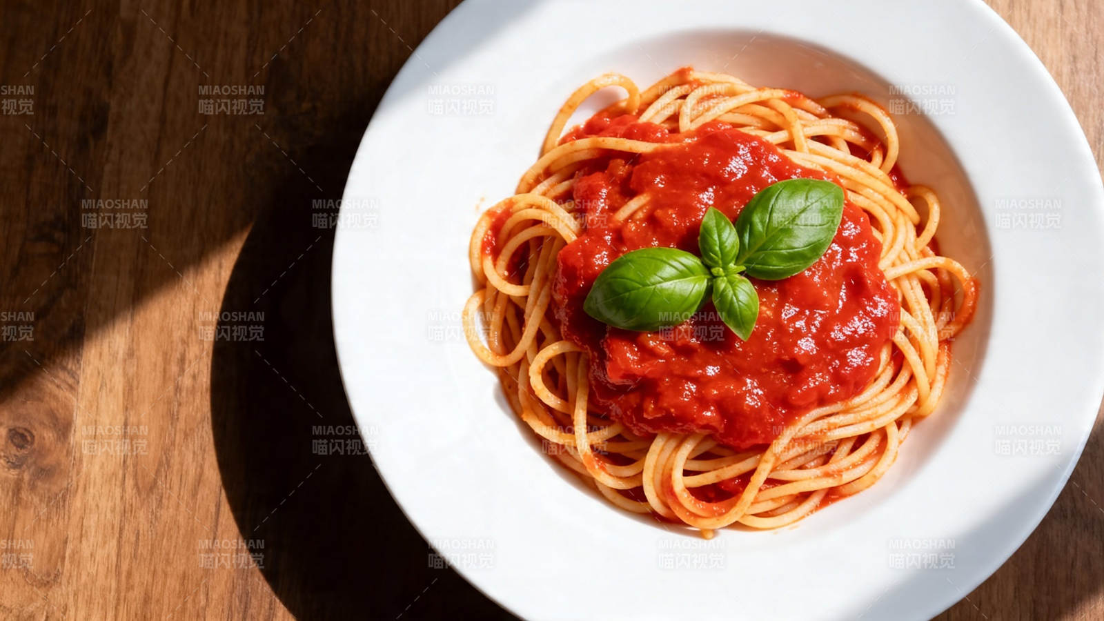 意面配番茄酱与罗勒叶图片