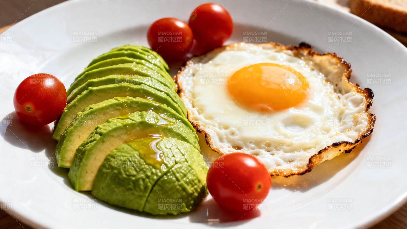 牛油果煎蛋配小番茄图片