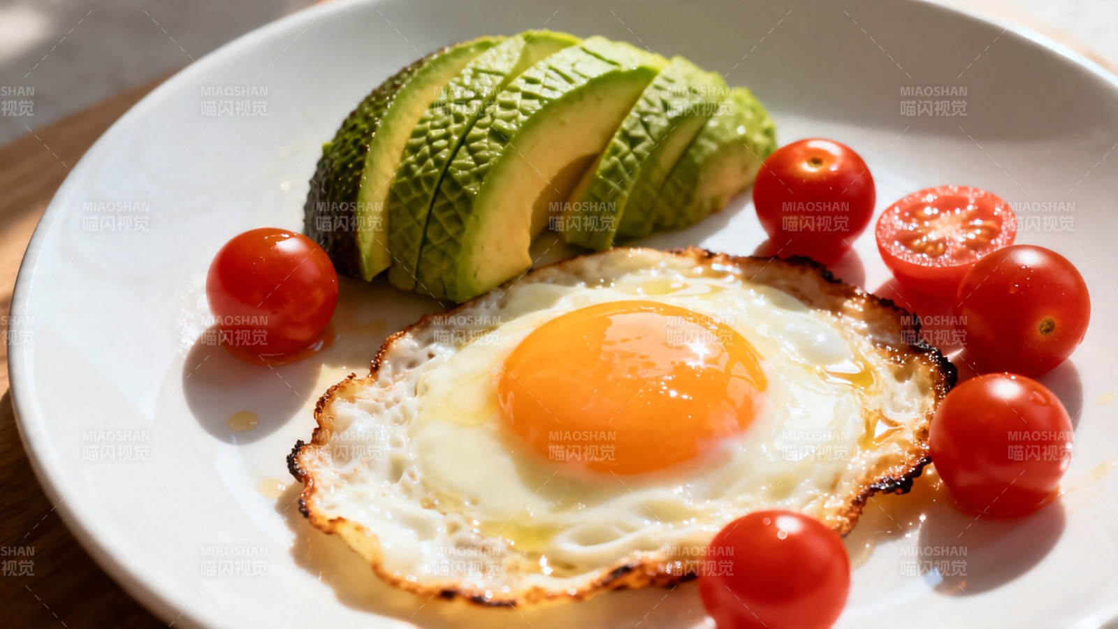 牛油果煎蛋配小番茄图片