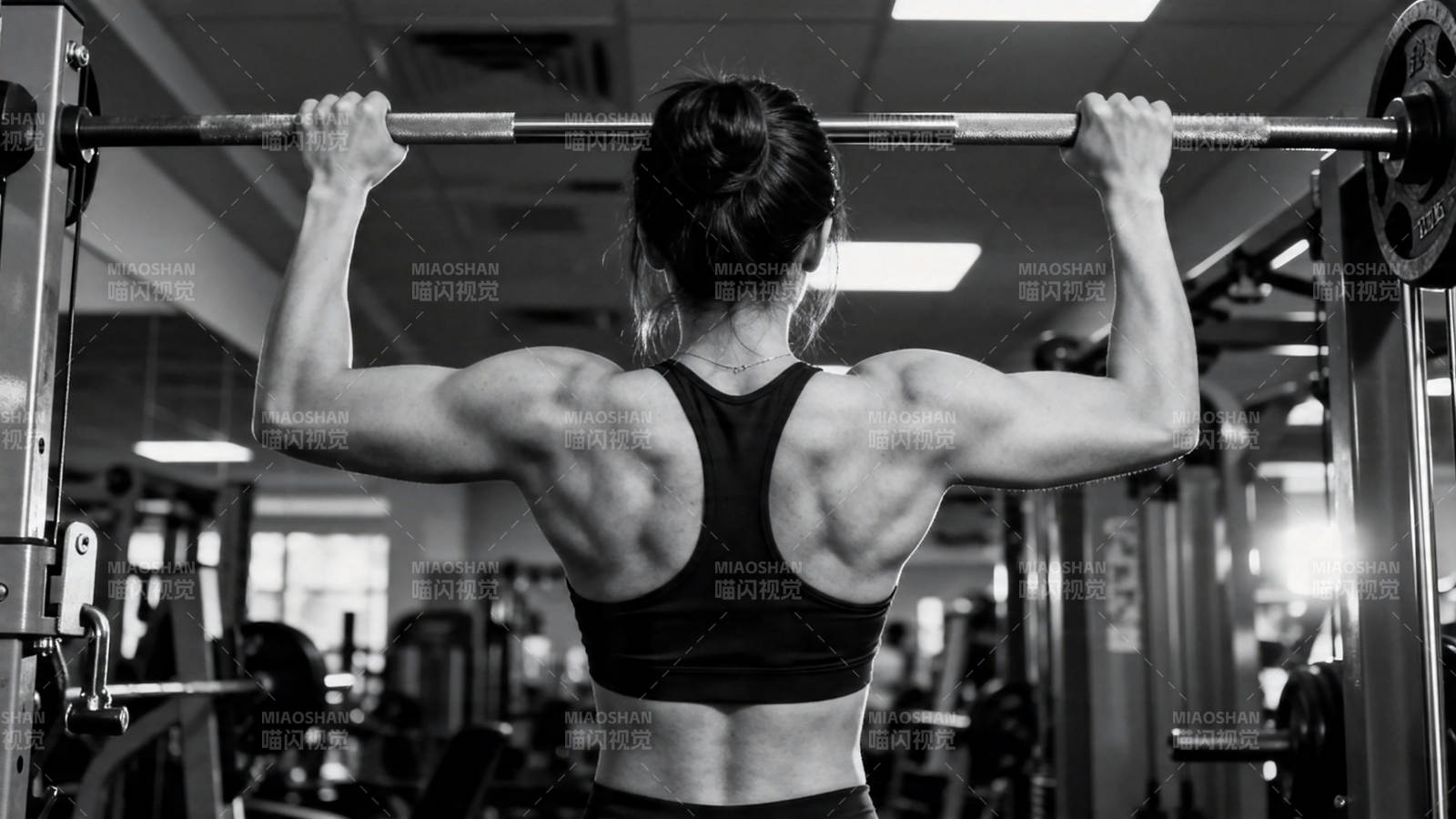 女子健身房举杠铃背影图片