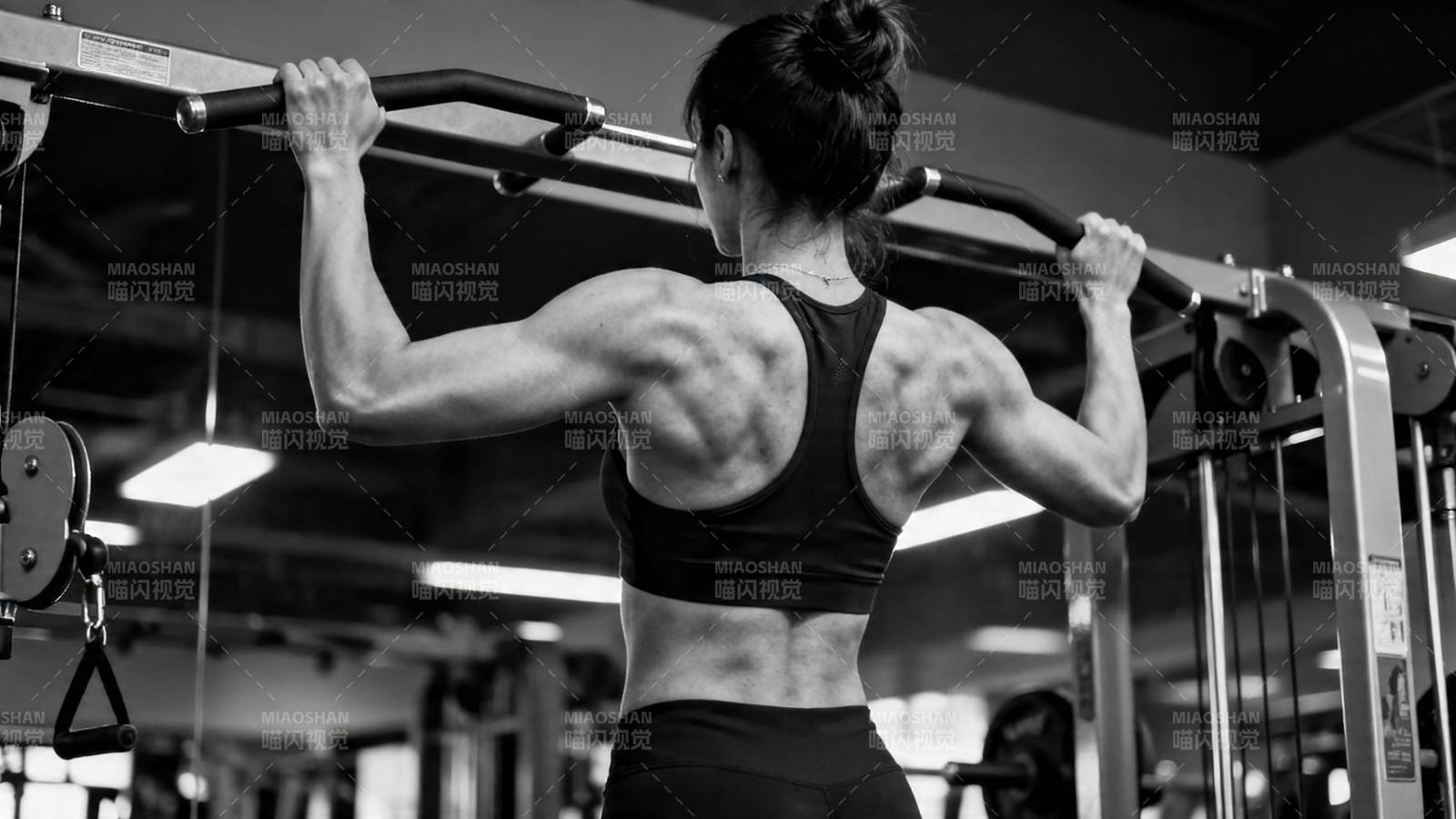 女子健身房引体向上训练图片
