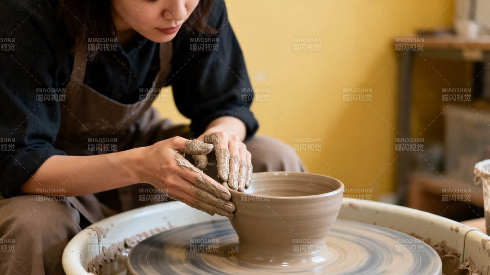 陶艺师专注拉坯成型图片