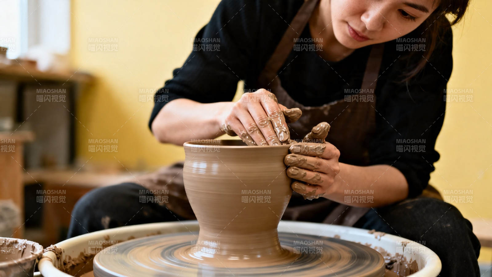 陶艺师专注拉坯成型图片