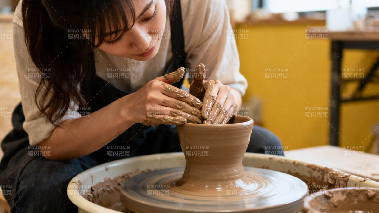陶艺师专注拉坯塑形图片