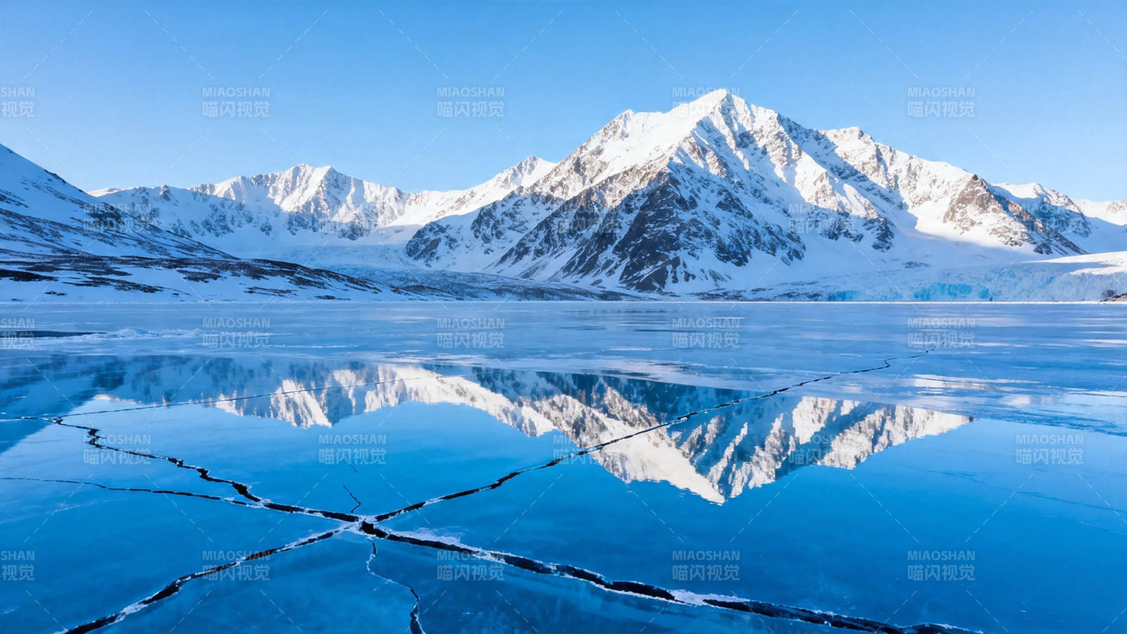 雪山倒映冰湖 裂纹如画图片