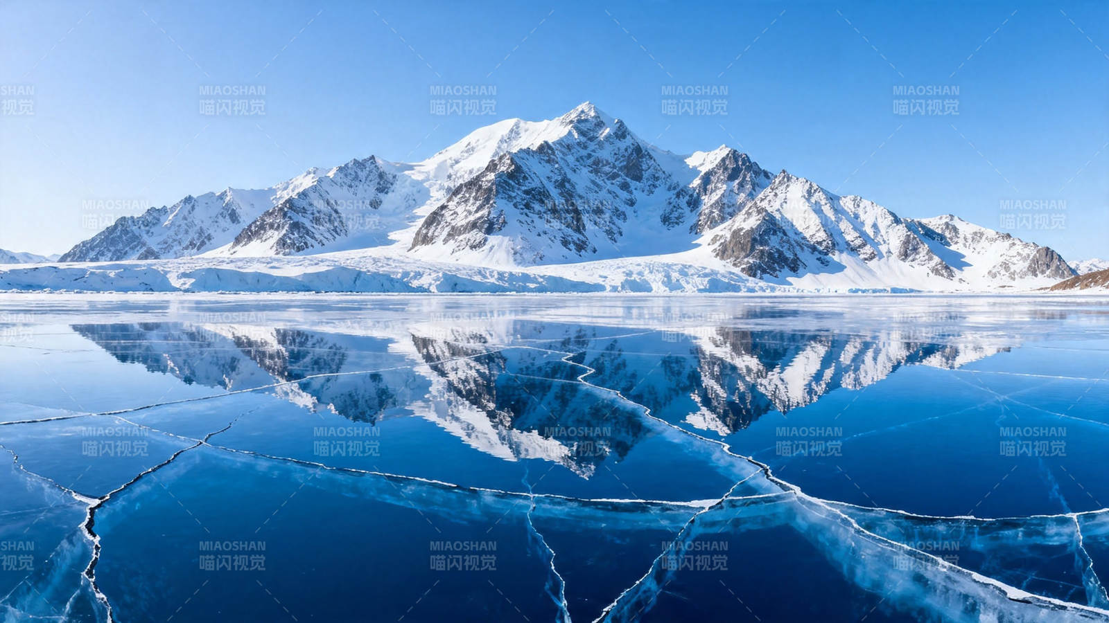 冰湖映雪山 裂纹如镜画图片