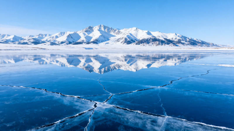 冰湖映雪山 裂痕如画境图片