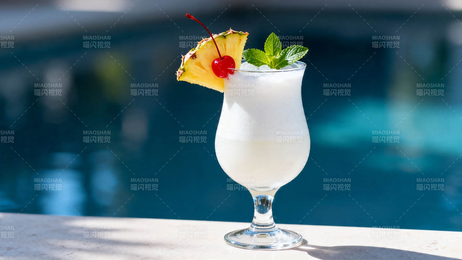 泳池边的清凉鸡尾酒图片