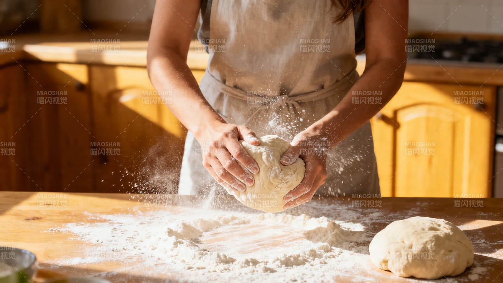 揉面时光 面粉飞舞间图片