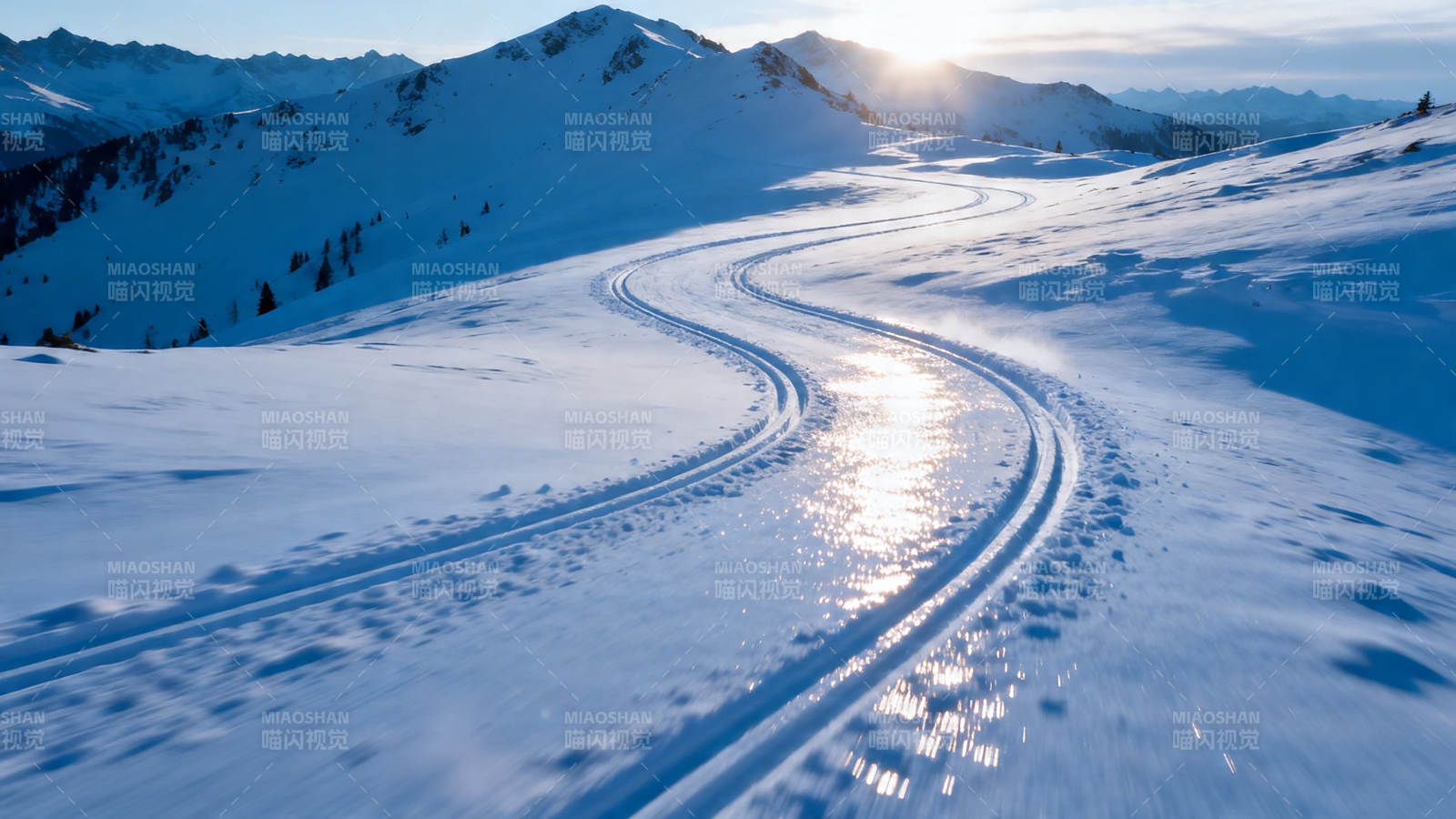 雪径蜿蜒 山光映辉图片