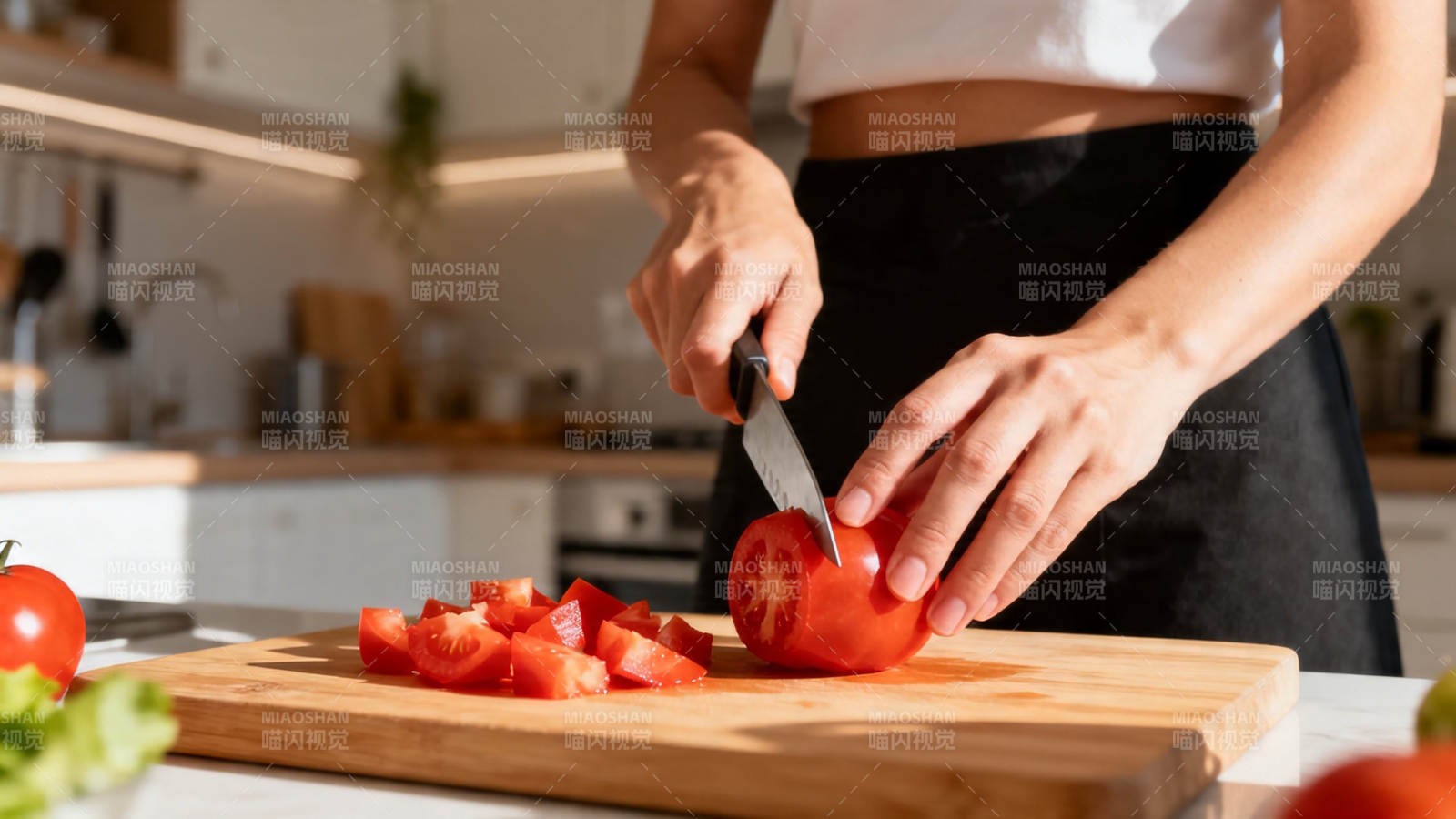 切番茄备餐中图片