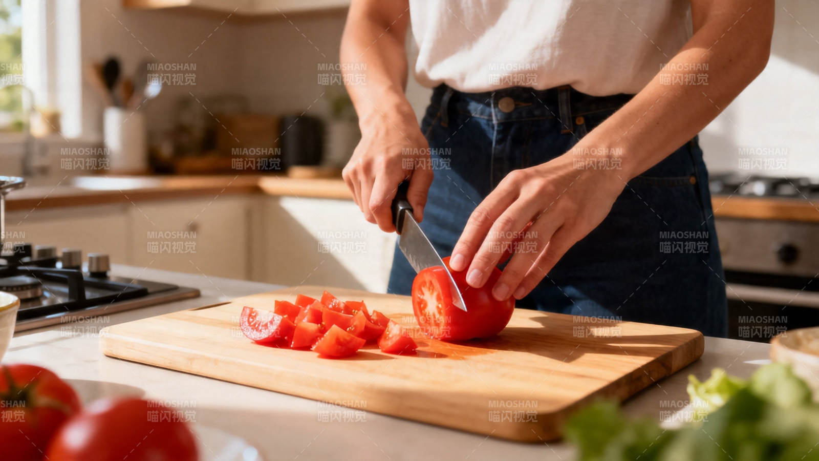切番茄备菜中图片