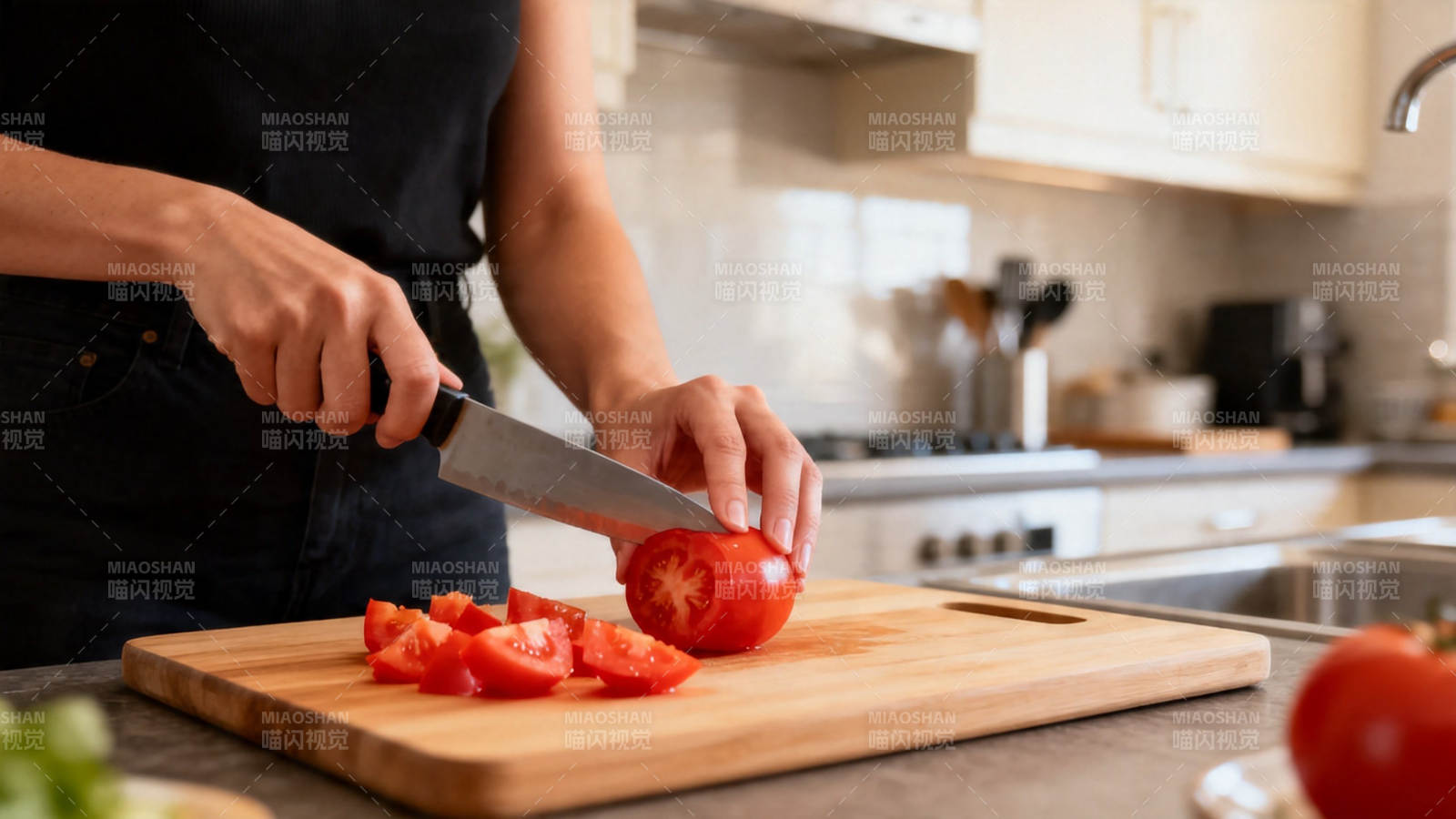切番茄备餐中图片