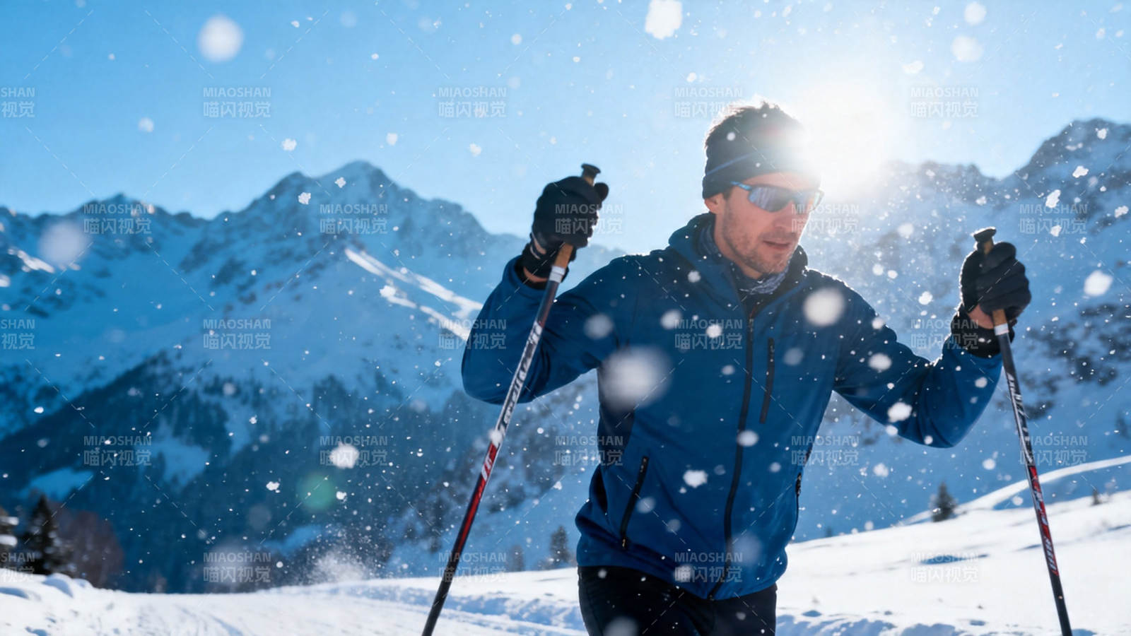 雪中滑雪者迎光前行图片