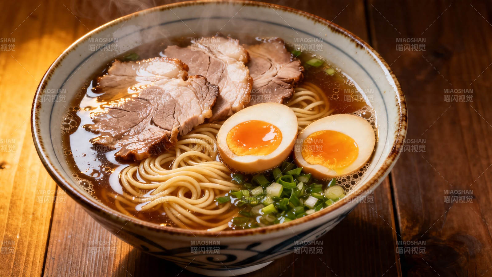 日式拉面 叉烧蛋香浓汤面图片