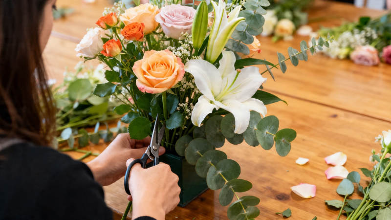 花艺师修剪花束瞬间图片