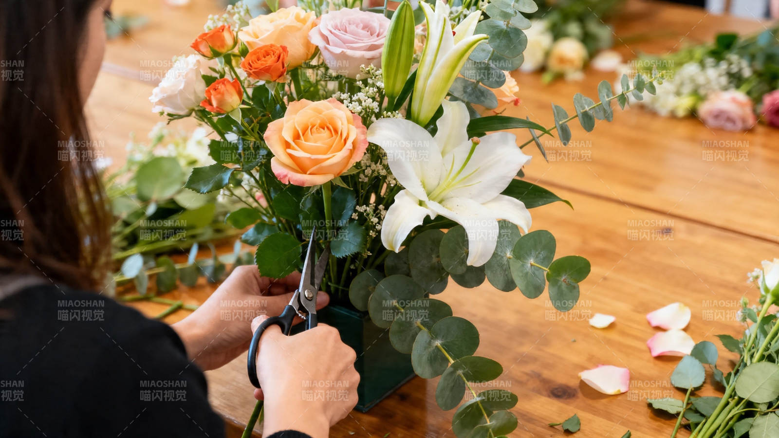 花艺师修剪花束瞬间图片