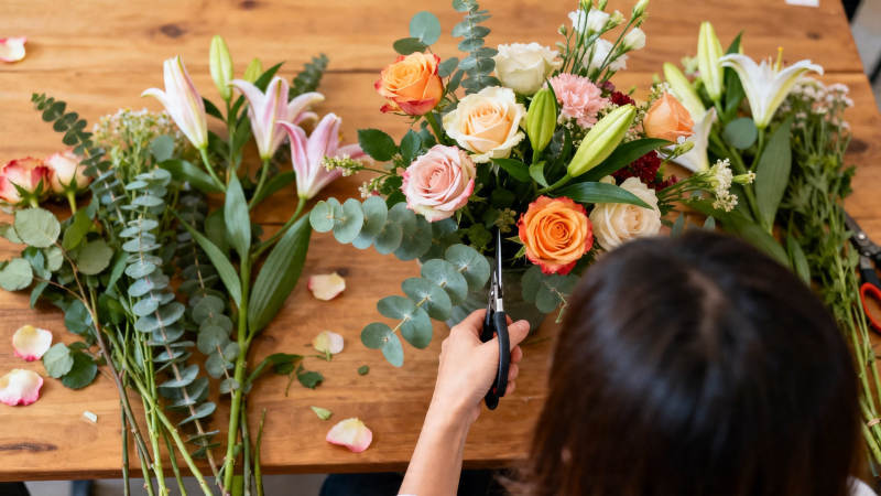 花艺师修剪鲜花创作中图片