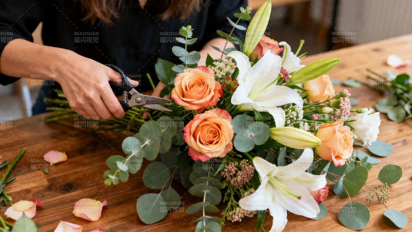 花艺师修剪花束图片