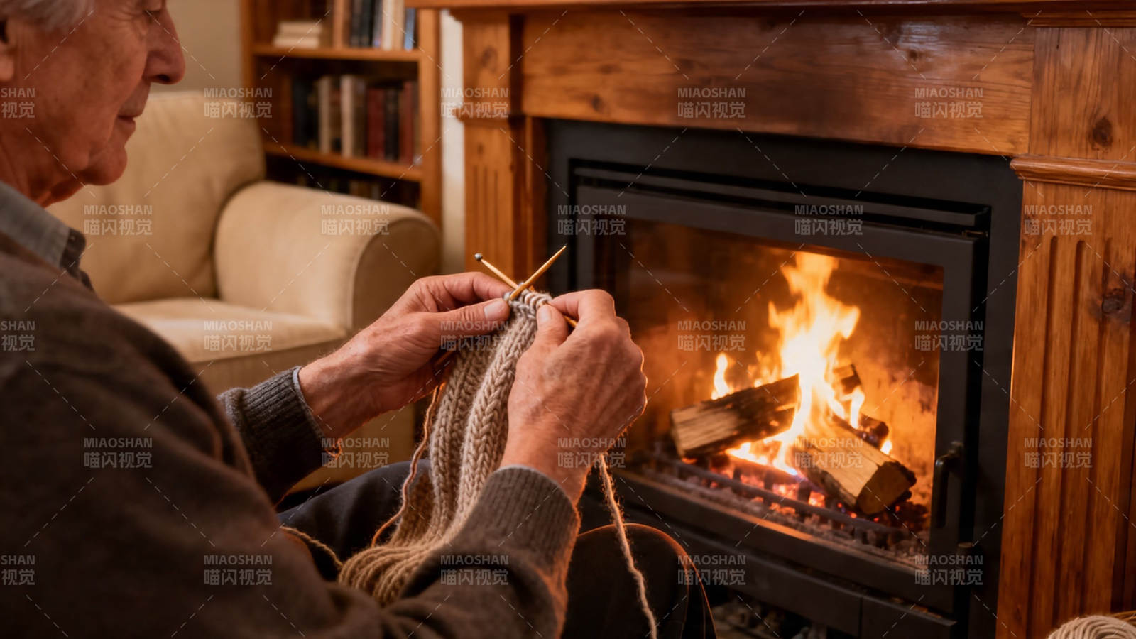 炉火旁织毛衣的老人图片
