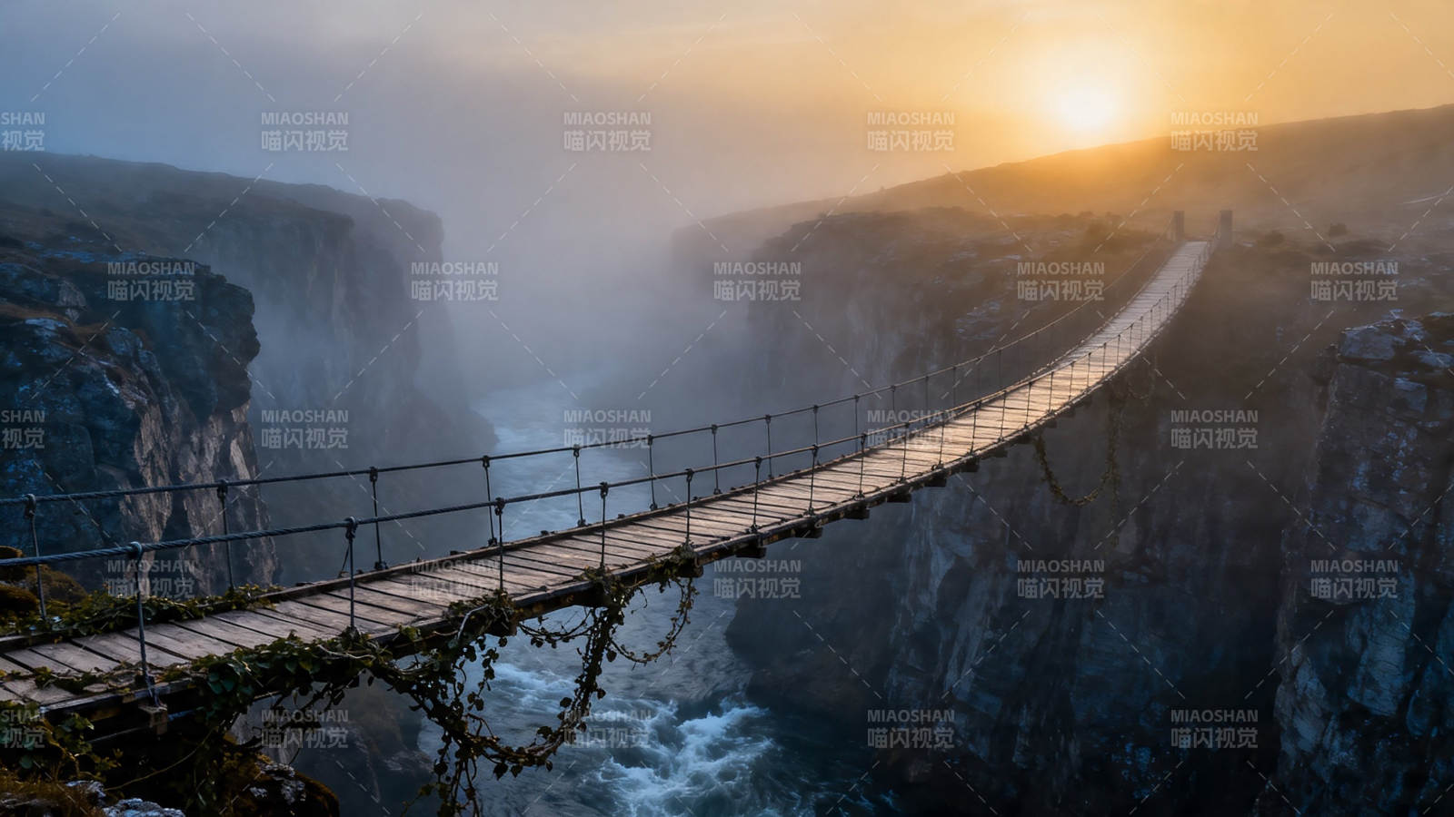 雾中悬桥 日落峡谷间图片